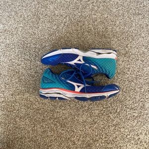 Women’s Mizuno running shoes